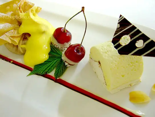 Ziehteigsäckchen mit Kirschfüllung an Vanilleparfait