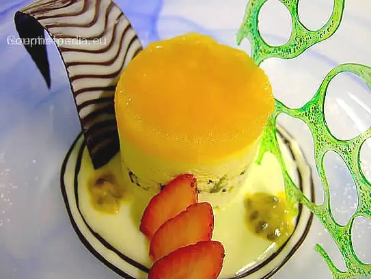 Parfait von der Passionsfrucht mit Pistazien und Bitter Schokolade auf ...