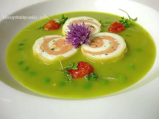 Erbsencremesuppe mit Frischkäseroulade im Crêpesmantel