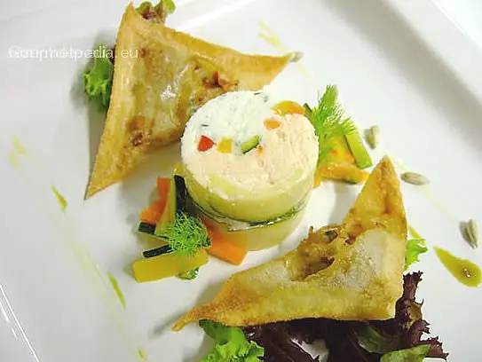 Frischkäseterrine im Zucchinimantel mit pikanten frittierten Krautravioli