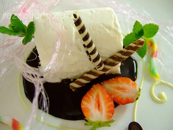 Halbgefrorenes von der Kokosnuss auf Schokoladensauce