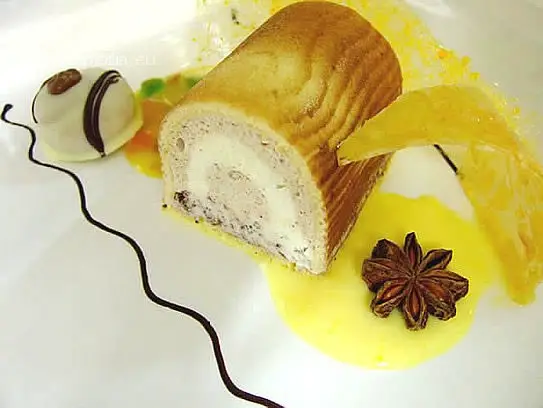 Parfait vom Lebkuchenmousse im Baumkuchen-Biskuitmantel auf Sternanissauce mit Orangenfilets