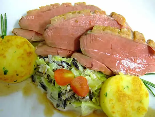 Rosa gebratenen Entenbrust auf Sahnewirsing mit Wildreis und gegrillter Polenta