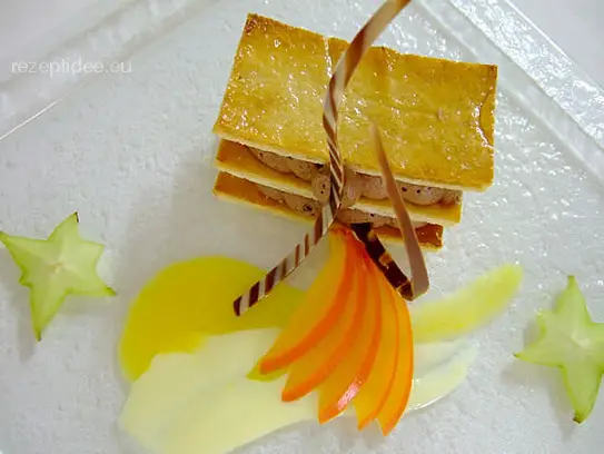 Karamellisierte Mille-feuille mit braunen Schokoladenmousse auf Kakisauce