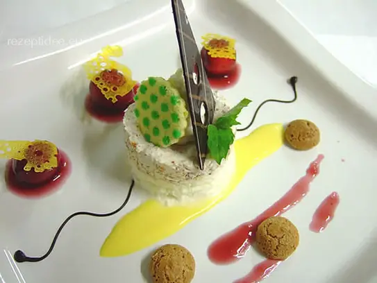 Parfait von Amaretti Kekse und Schokolade mit Kirschen in Rotweinsauce