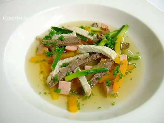 Consommé mit Gemüse und Fleischeinlage