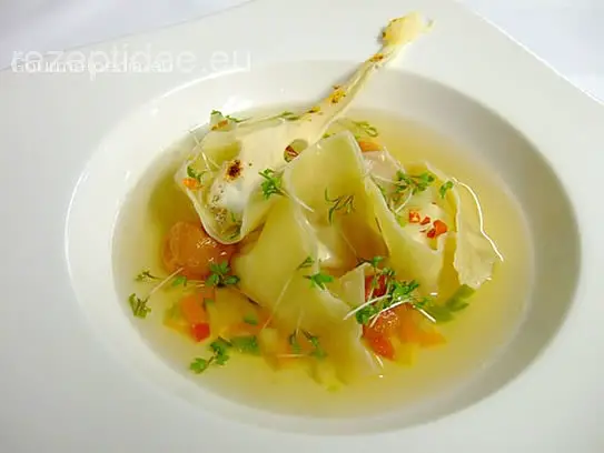 Tomatenconsommé mit Gemüse und Wonton Teigtaschen mit Mozzarellafüllung