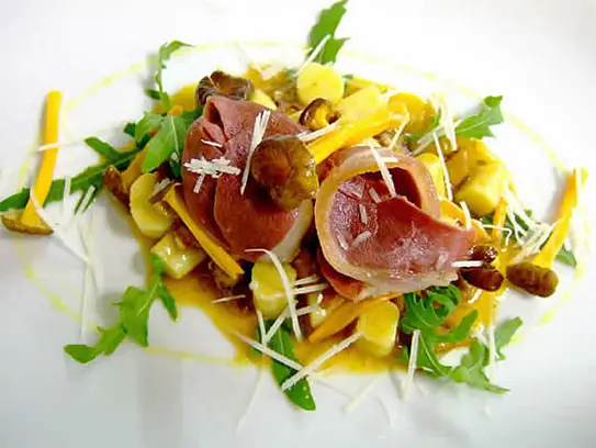 Kartoffelgnocchi mit geräucherter Gänsebrust, Rauke und Herrennagelen ...