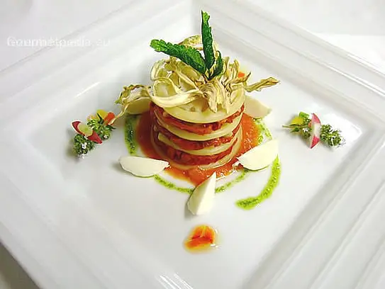 Timbal von Nudeln und getrockneten Tomaten auf Mozzarelline und Pesto