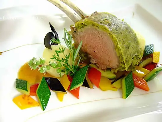 Lammkarre in Kräuterkruste auf Thymiansauce