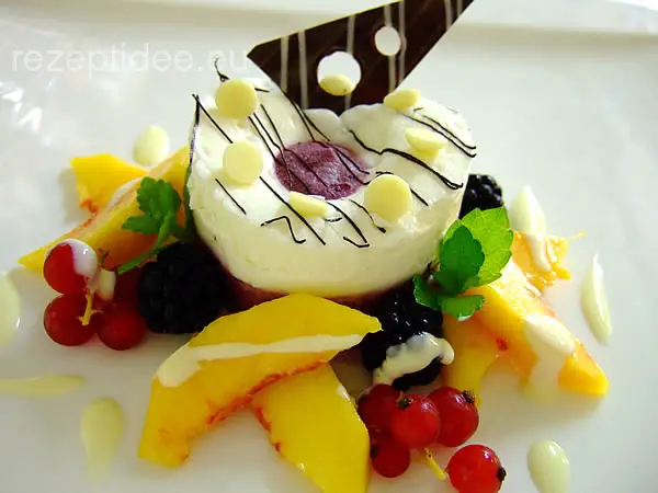 Mousse von der Blaubeere und Vanille auf marinierten Pfirsichen und ...