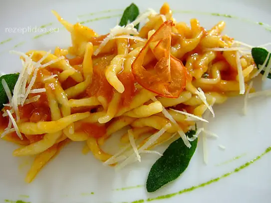 Strigoli Nudeln in Tomatensauce mit Salbeiaroma