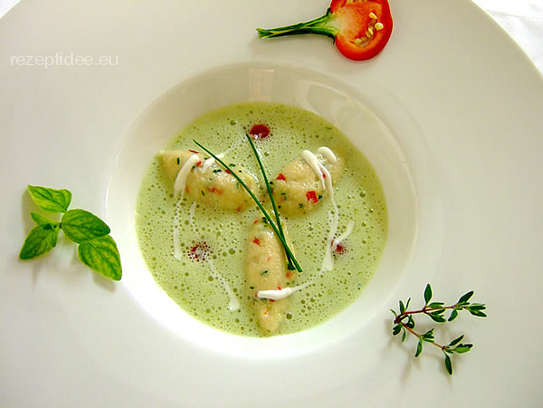 Schnittlauchcremesuppe mit Paprikanocken