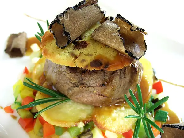 Rinderfilet in Foie Gras Kruste gratiniert, mit schwarzen Trüffel und ...