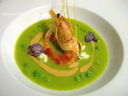 Erbsencremesuppe mit gebratenen Riesengarnelen im Speckmantel