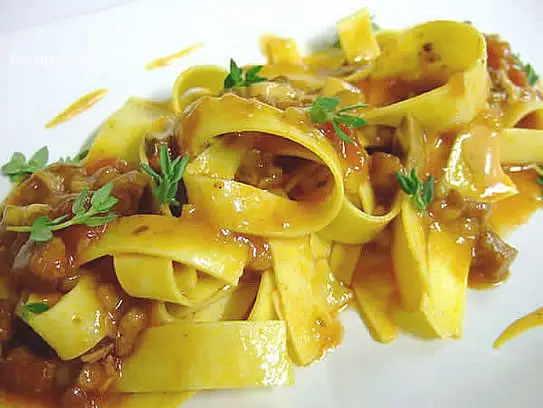 Breite Bandnudeln mit Kaninchenragout und Thymian