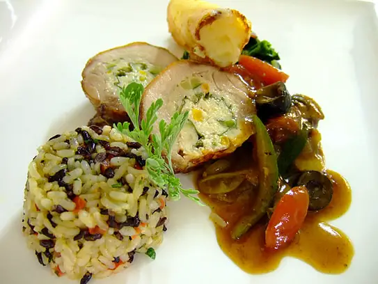 Gefüllte Kaninchenrolle auf Jägersauce an Reistimbal