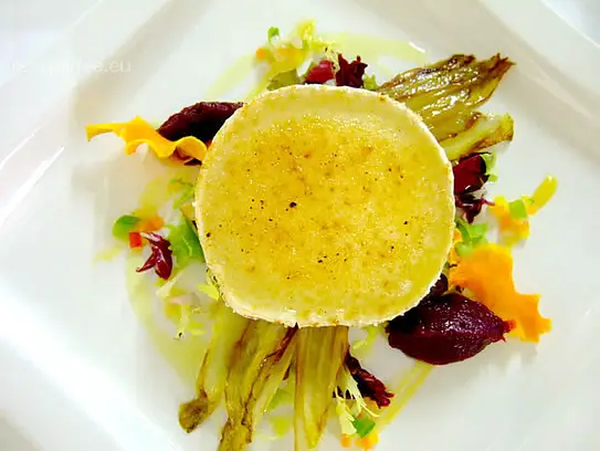 Karamellisierter Ziegenkäsemedaillon mit Rote Rüben-Mousse auf gegrillten Chicorée