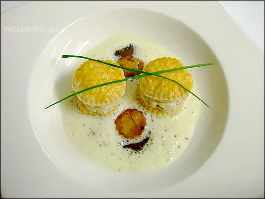 Kartoffellauchschaumsuppe mit schwarzem Trüffel und Blätterteigkissen mit Entenlebermousse