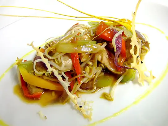 Im Wok gebratene Hühnerstreifen mit frischen Thai-Chilischoten, feinen Ingwerstreifen, Gemüse und kräftiger Sojasauce