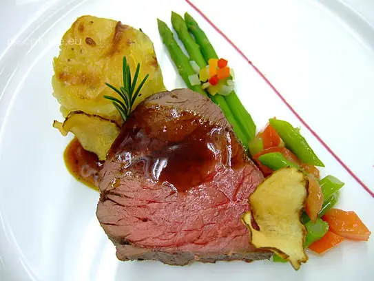 Im Kräutersud pochiertes Ochsenfilet mit Kartoffelgratin und Ragout vom grünen Spargel