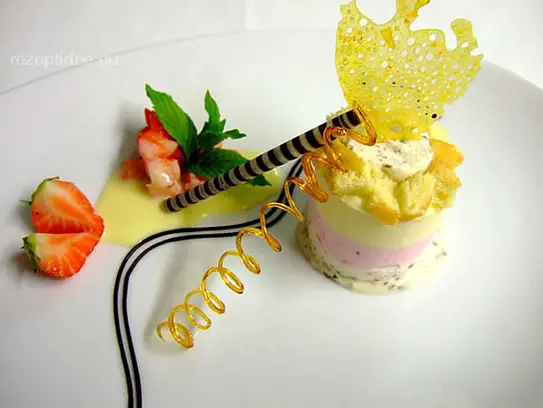 Parfait von Stracciatella, Erdbeer und Vanillemousse