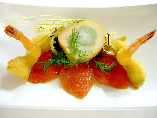 Rolle von der Scholle und Lachs auf Ofentomaten mit Garnelen im knusprigen Kokosmantel