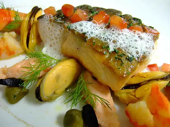 Lachsschnitte vom Grill mit Meeresfrüchten mit Weißweinschaum