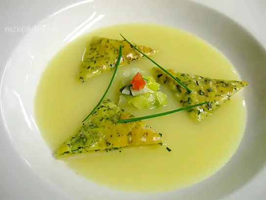 Leichte Lauchcremesuppe mit Schnittlauchschnitten