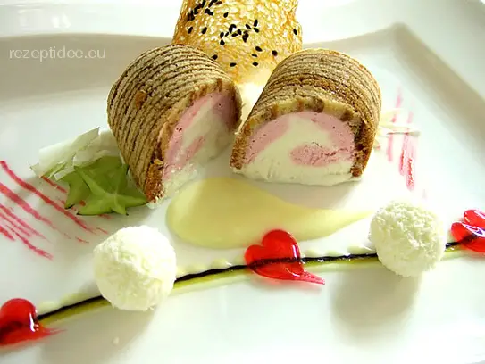 Terrine vom Himbeermousse im Baumkuchenmantel mit Kokospralinen und Zuckerherzen