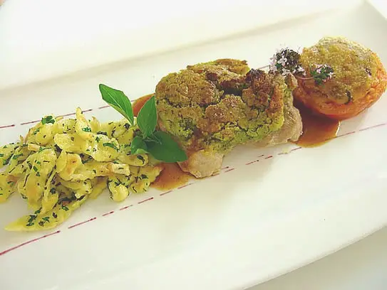 Filet vom Schwein gratiniert mit Schüttelbrotkruste an Kräuterspätzle