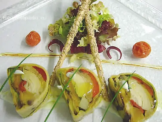 Terrine vom Grillgemüse und Artischocken mit Sesamgrissini auf marinierten Salaten