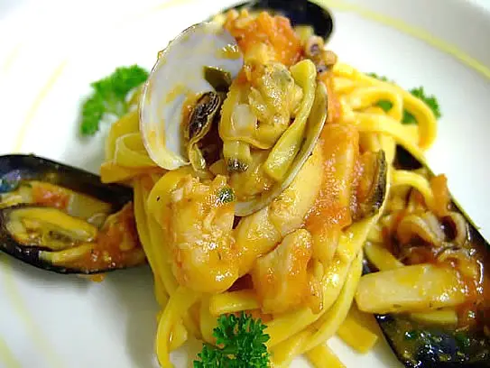 Bandnudeln mit Muscheln, Tintenfisch und Tomatenwürfeln