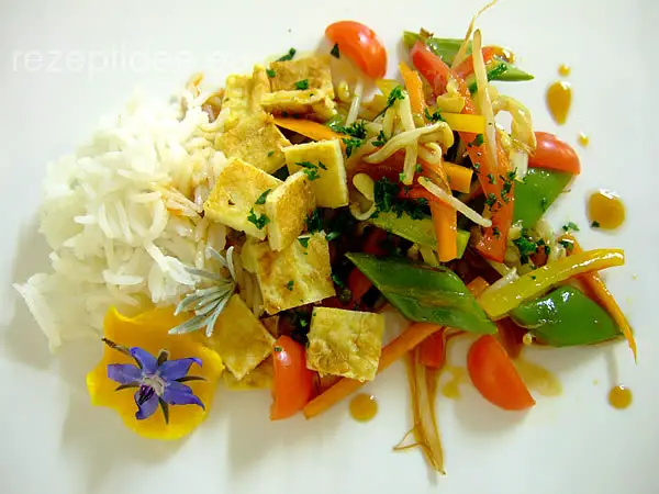Asiatisches Wokgemüse mit aromatischen Duftreis und gebratenen Omelette