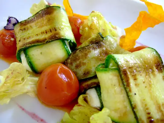 Frischer Schafskäse gebraten im Zucchinimantel auf Kirschtomatenragout