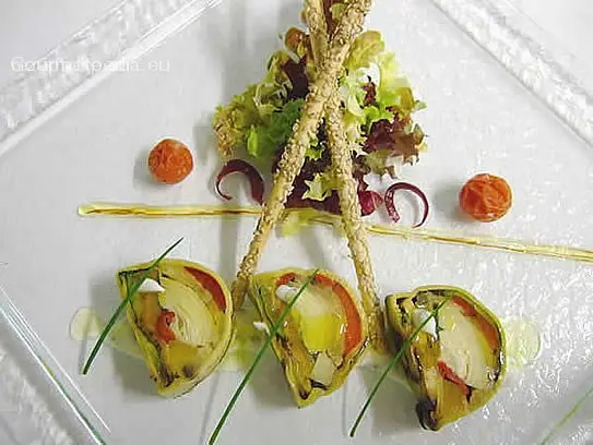 Terrine vom Grillgemüse und Artischocken mit Sesamgrissini auf marinierten Salaten