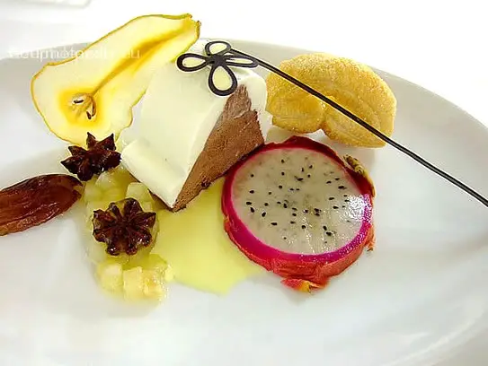 Parfait von der Schokolade auf Birnenragout mit Phitayafrucht