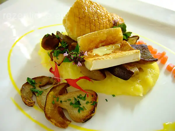 Gebratene Steinpilze auf Polenta mit gegrillten Weichkäse
