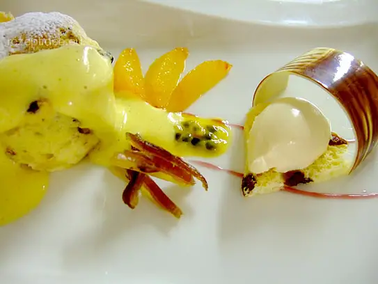 Panettonesoufflé mit Honigzabaione und Karamelleis