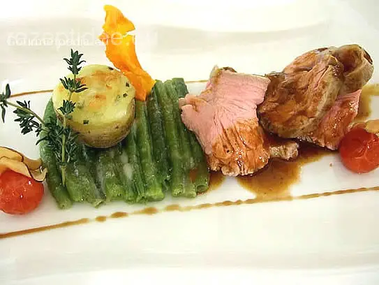 Rosa gebratener Kalbsrücken mit aromatischer Kräutersauce auf ...