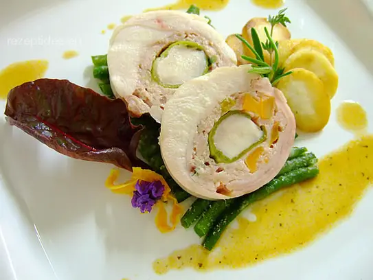 Gefüllte Kaninchenrolle auf gratinierten Bohnenbeet mit Röstkartoffeln