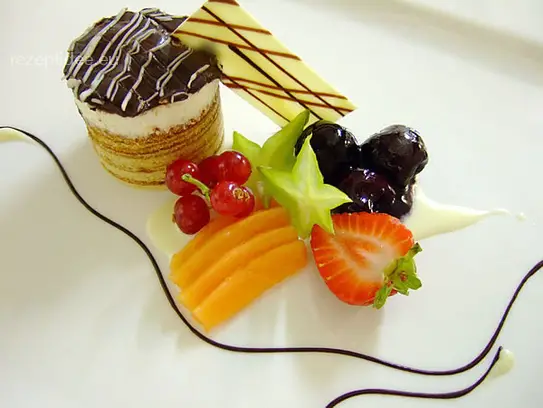 Schokomousse im Baumkuchenmantel an frischen Früchten