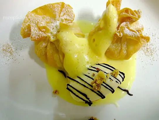 Ziehteig-Traubensäckchen mit Zimteis und Weißweinsabayon