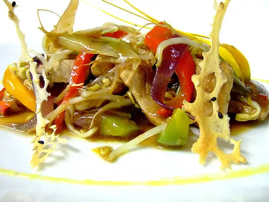 Im Wok gebratene Hühnerstreifen mit frischen Thai-Chilischoten, feinen Ingwerstreifen, Gemüse und kräftiger Sojasauce