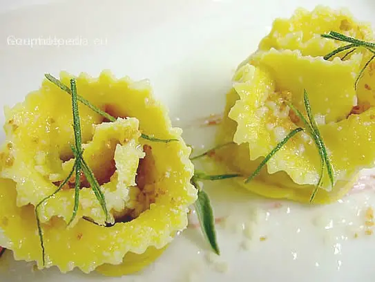 Teigtaschen mit Kürbisfüllung, Nussbutter, Salbei und Amaretti