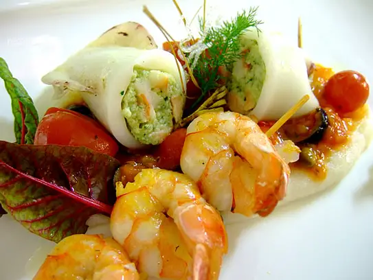 Gefüllter Kalmar auf mediterranen Tomatenragout und weißer Polenta mit Garnelenspieß