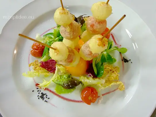 Knusprig gebackene Spießchen mit Kirschtomaten und Mozzarelline in Tempura