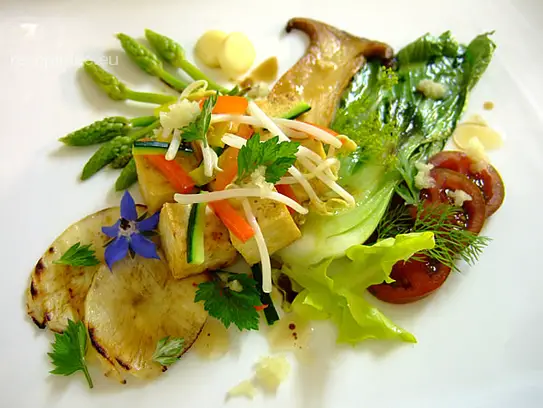 Gebratene Tofuwürfel auf Pak-Choi, wilden Spargel, Kräuterseitling und Sojasprossen