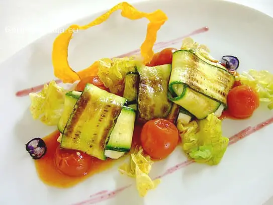 Frischer Schafskäse gebraten im Zucchinimantel auf Kirschtomatenragout