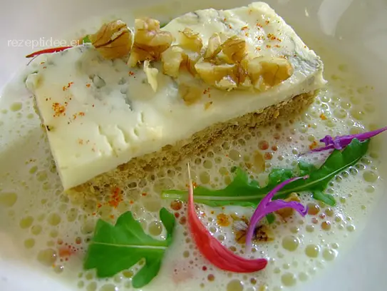 Schaumsuppe vom Gorgonzola mit Schwarzbrottoast